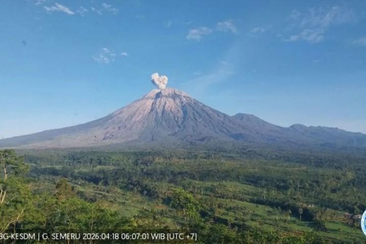 Gunung Semeru Kembali Erupsi Pagi Ini, Abu Vulkanik Mengarah ke Barat Daya