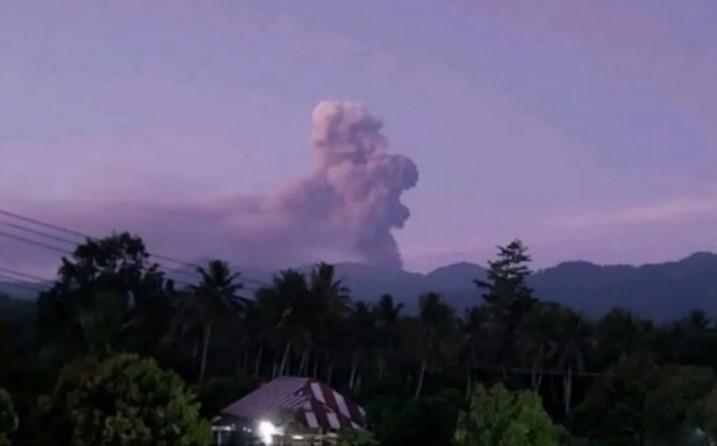 Gunung Dukono Erupsi Pagi Ini, Semburkan Abu Vulkanik Setinggi 1,4 Kilometer di Halmahera Utara