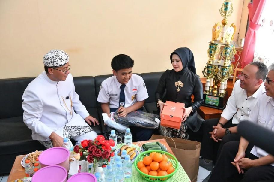 Wakil Gubernur Jawa Barat Menjamin Pendidikan Ihsan Berlanjut Setelah Viral Putus Sekolah karena Ekonomi