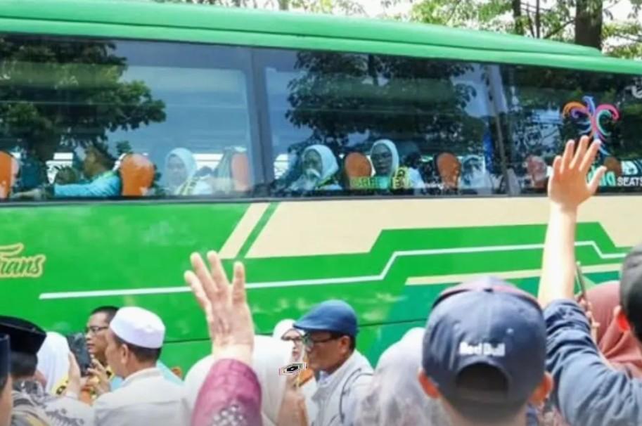 Ratusan Calon Haji Purwakarta Diberangkatkan ke Tanah Suci, Didominasi Jamaah Lansia