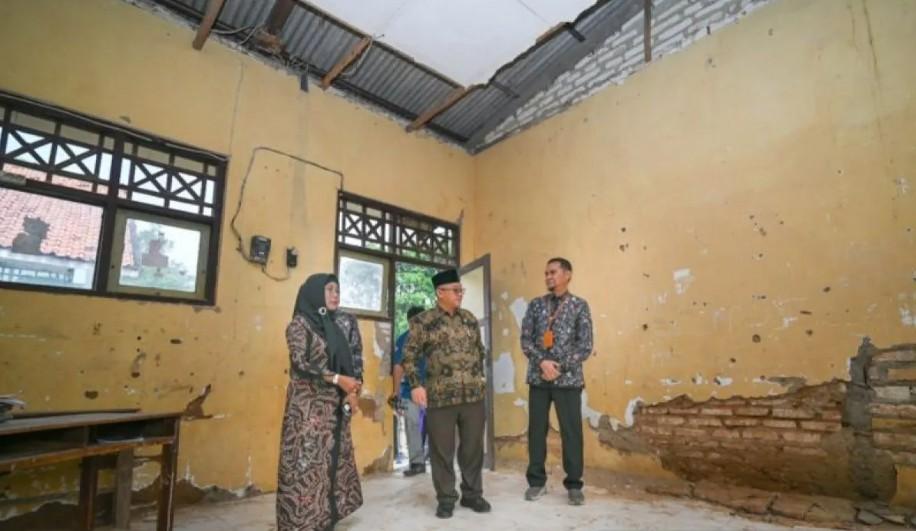 Mendikdasmen Abdul Mu’ti Tinjau SDN Kajuanak 4 Bangkalan yang Roboh, Revitalisasi Segera Dimulai