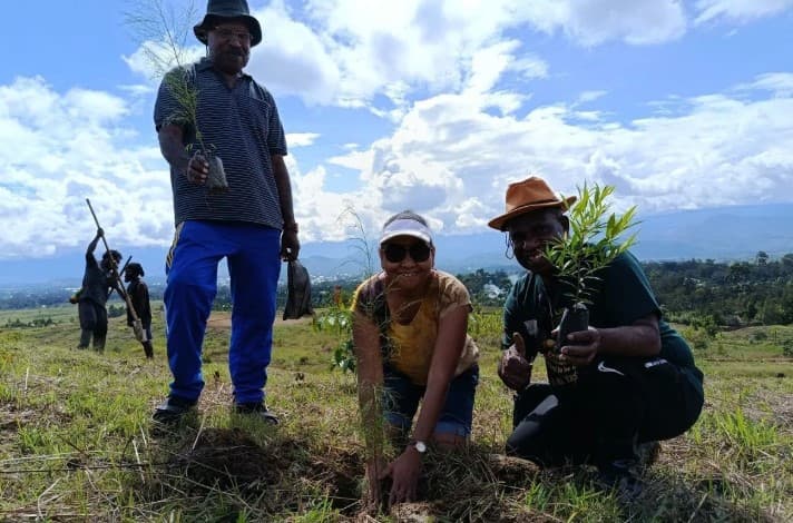 Pemprov Papua Pegunungan Tanam 3.000 Pohon saat Hardiknas 2026 untuk Edukasi Lingkungan