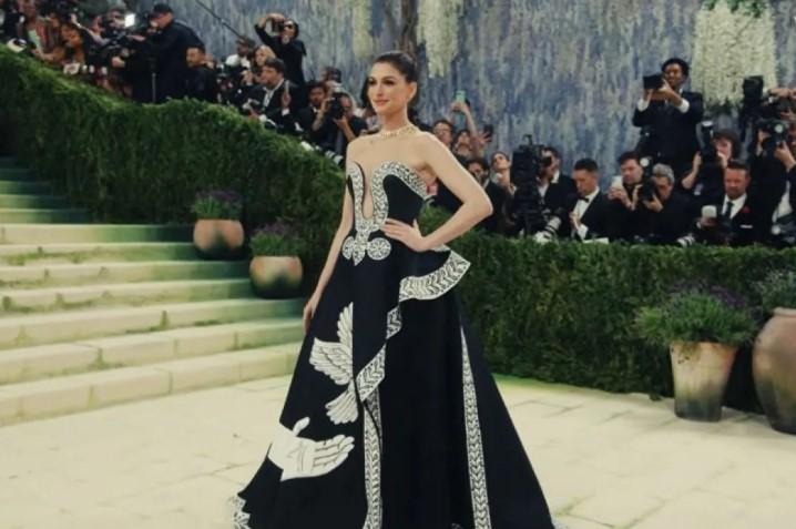 Anne Hathaway Tampil Memukau dengan Gaun Lukisan Tangan di Met Gala 2026