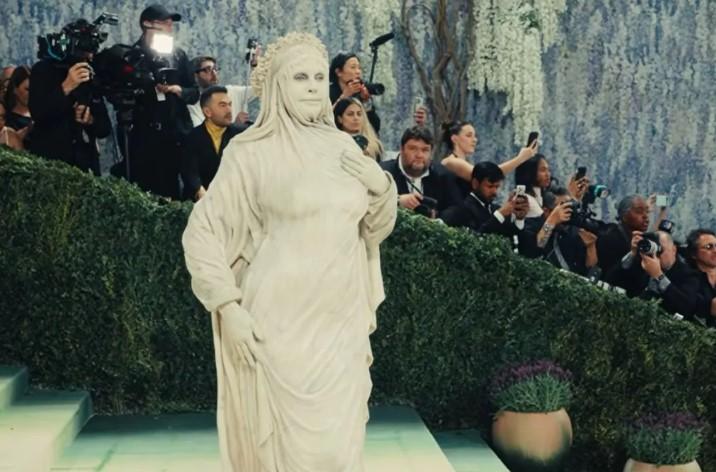 Heidi Klum Tampil Nyentrik Menyerupai Patung Hidup di Met Gala 2026
