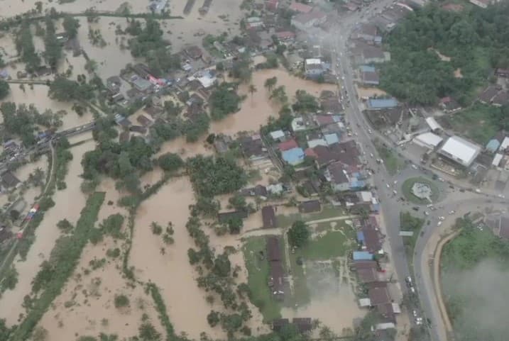 BPBD Kendari Kerahkan Personel Bersihkan Lumpur di Rumah Warga Pascabanjir
