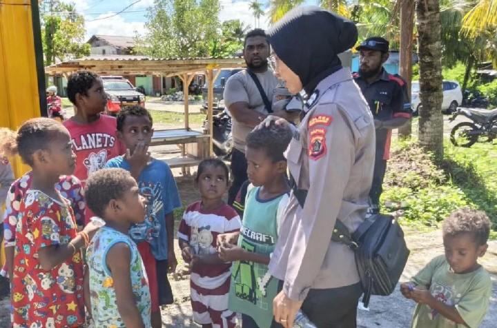 Polres Biak Kerahkan 36 Personel Berikan Trauma Healing bagi Korban Ledakan Bom Peninggalan PD II
