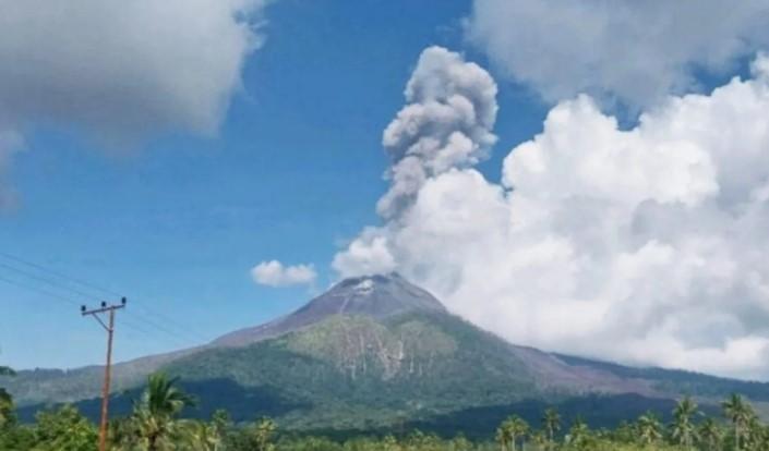Gunung Lewotobi Laki-Laki Erupsi, Abu Vulkanik Mencapai 800 Meter di Flores Timur