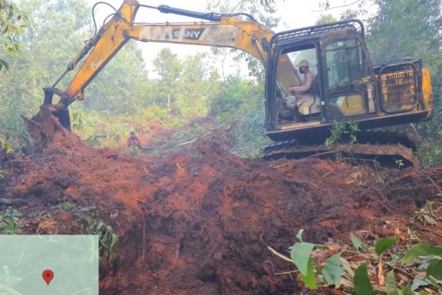 Manggala Agni Kerahkan Alat Berat untuk Sekat Karhutla di Bengkalis Riau