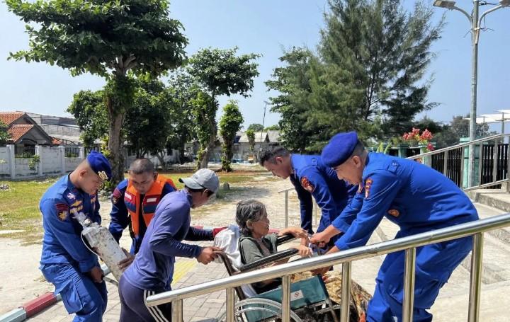 Ditpolairud Polda Metro Jaya Evakuasi Lansia Sesak Napas dari Pulau Payung ke Puskesmas Pulau Tidung
