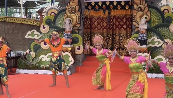 Seniman Disabilitas Tampilkan Karya Inklusif di PKB 2026 Lewat Tarian Tradisional Bali