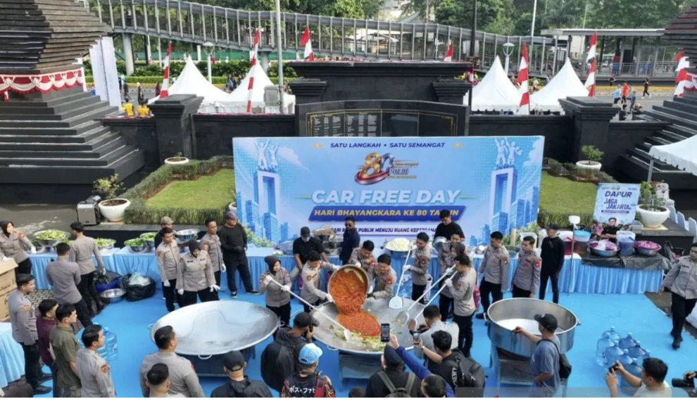 Polda Metro Jaya Bagikan 3.000 Porsi Tongseng Gratis di CFD Jakarta Sambut Hari Bhayangkara ke-80