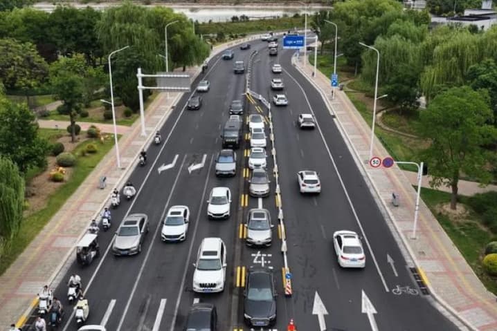 Robot Pembatas Cerdas Berbasis AI di China Atur Jalur Lalu Lintas Dinamis Saat Jam Sibuk