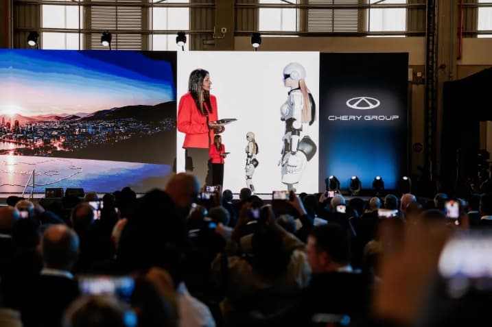 Robot AiMOGA Tampilkan Kolaborasi Manusia dan AI pada Peresmian Pabrik Chery di Afrika Selatan