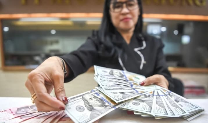 Rupiah Diprediksi Melemah Menjelang RDG BI Meski Sempat Menguat pada Perdagangan Pagi