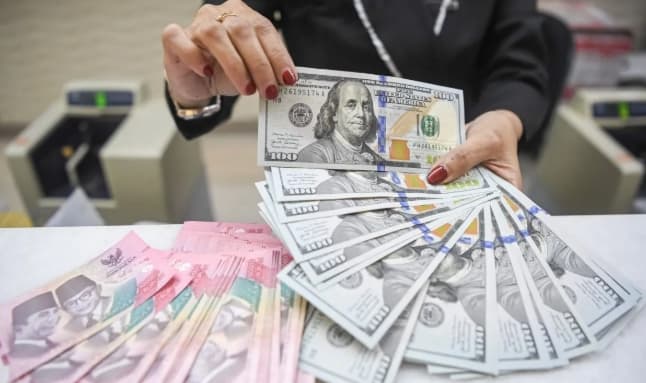 Rupiah Dibuka Melemah ke Rp17.979 per Dolar AS pada Perdagangan Jumat Pagi