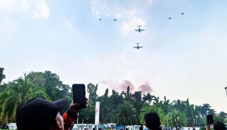 Atraksi Pesawat Tempur Memukau Warga di Monas saat Perayaan HUT Ke-81 RI