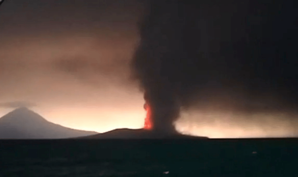 Abu Vulkanik Anak Krakatau Mengancam Mata dan Paru-paru, Pakar Ungkap Cara Aman Membersihkannya