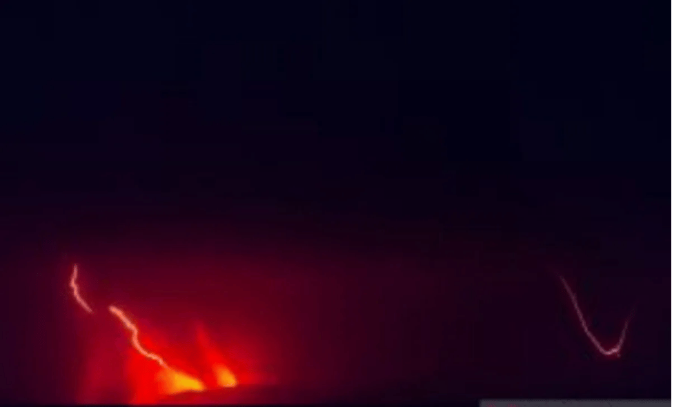 BMKG Pantau Erupsi Anak Krakatau 24 Jam, Abu Vulkanik Menyebar hingga Bengkulu