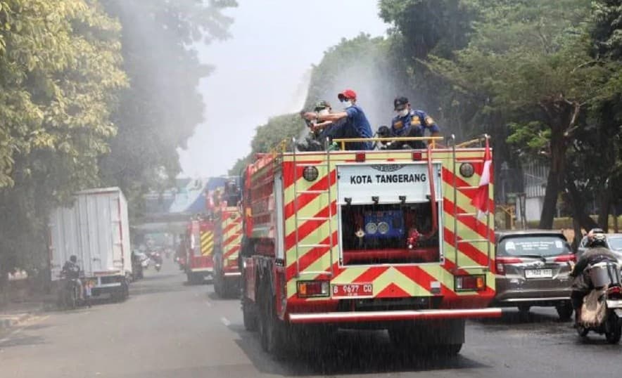 Pemkot Tangerang Semprot Jalan Protokol dengan Water Mist untuk Tekan Dampak Abu Vulkanik Anak Krakatau