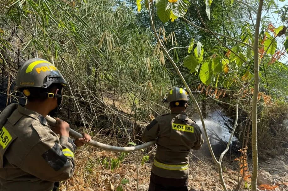 Polda Gorontalo Kerahkan Personel dan Kendaraan Taktis Tangani Karhutla di Bone Bolango