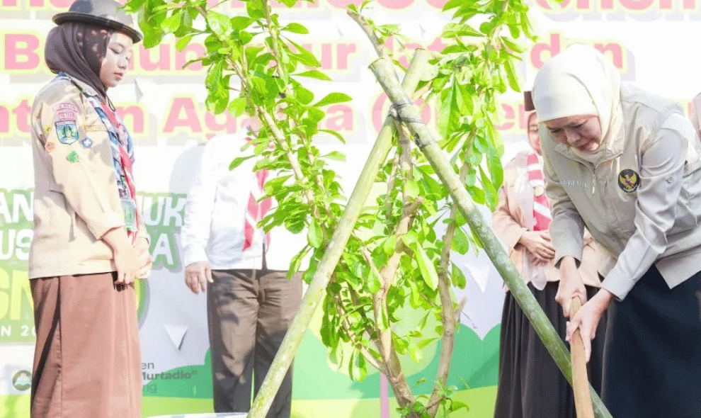 Khofifah Ajak Pramuka Santri Jaga Lingkungan lewat Penanaman 1.000 Pohon