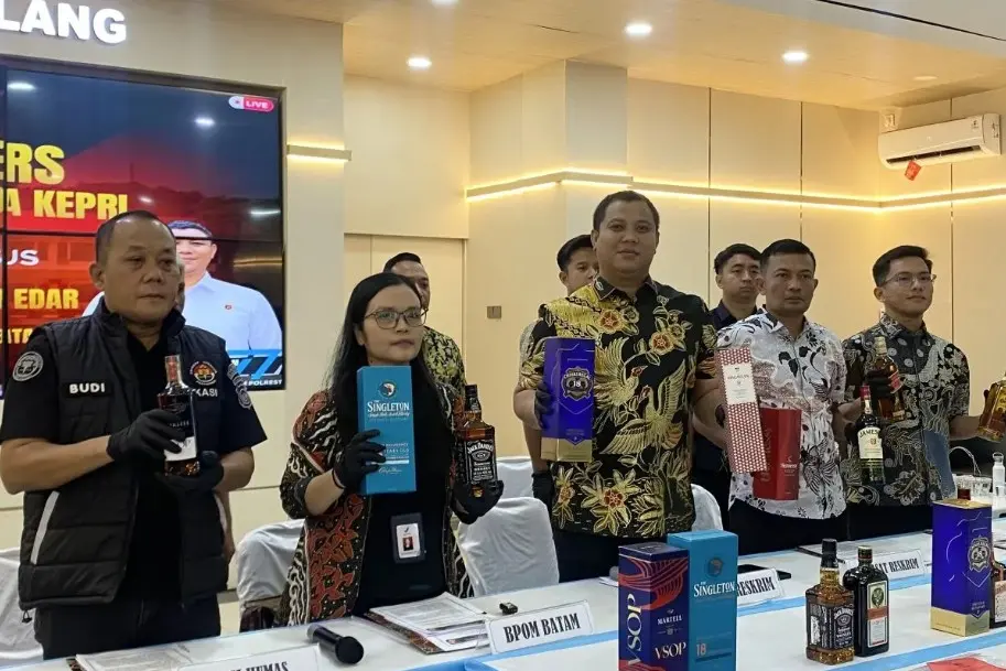 Polresta Barelang Gagalkan Peredaran 8.664 Botol Miras Ilegal Asal Singapura Senilai hingga Rp8 Miliar