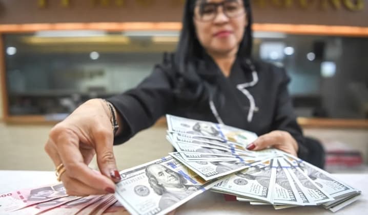 Rupiah Melemah 83 Poin pada Jumat Pagi, Nilai Tukar Tembus Rp18.021 per Dolar AS