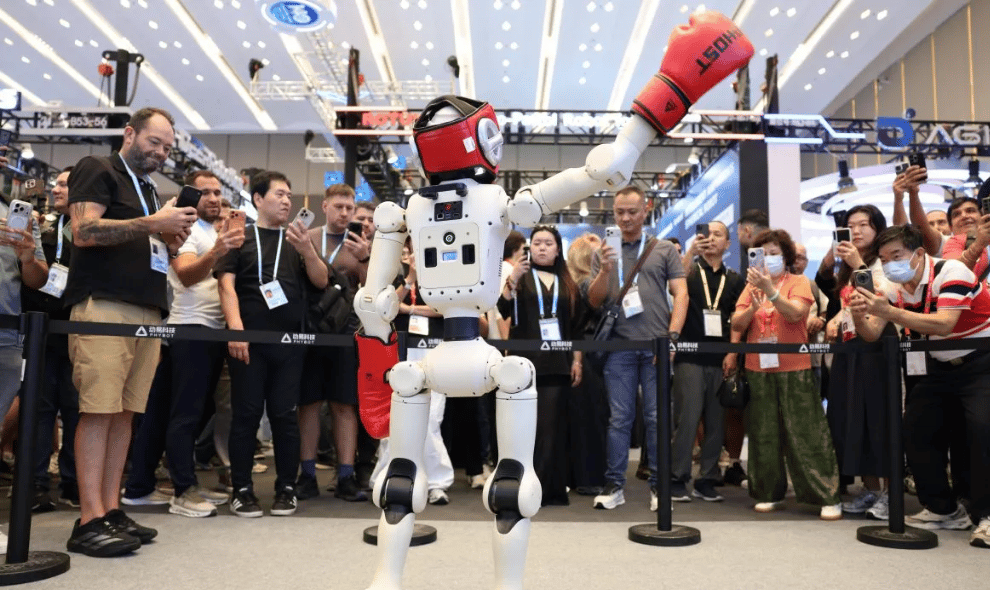 Canton Fair ke-140 di Guangzhou Pamerkan Robot Canggih dan Teknologi Eksoskeleton untuk Pengunjung