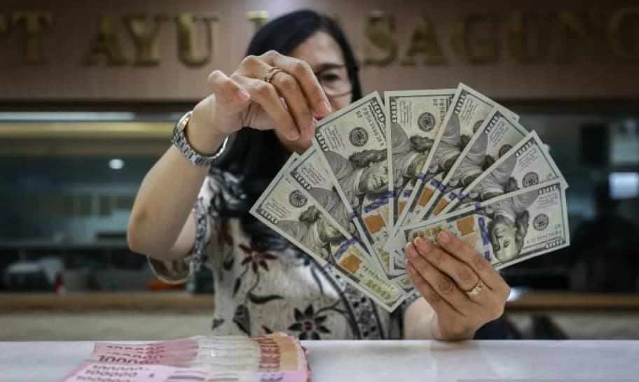 Rupiah Melemah ke Rp18.046 per Dolar AS, Ekspektasi Kenaikan Suku Bunga The Fed dan Ketegangan Timur Tengah Tekan Pasar