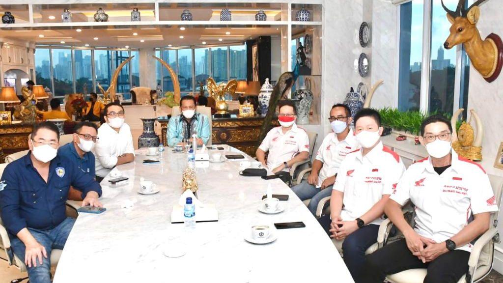 Bamsoet Ajak Pelaku Usaha Majukan Otomotif Indonesia dengan Membina Pembalap Muda
