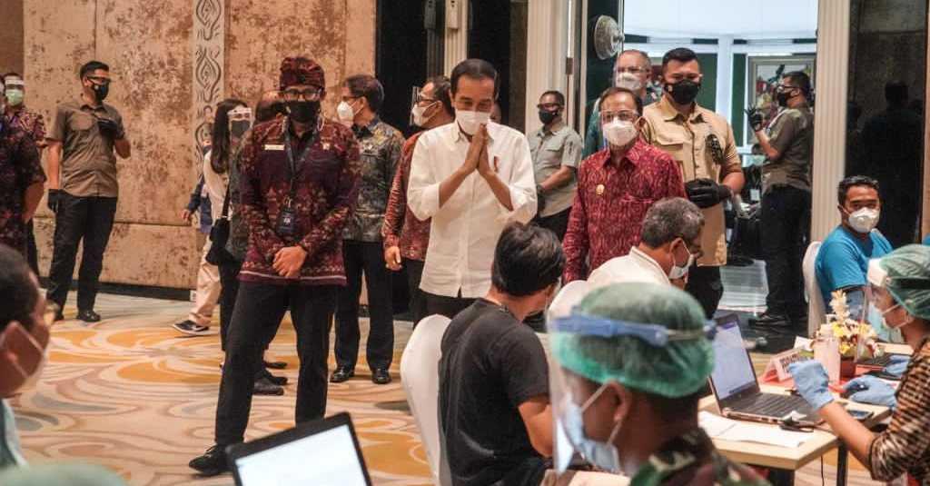 Menparekraf Dampingi Presiden Tinjau Vaksinasi Pelaku Parekraf di Bali
