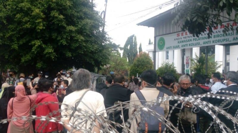 Massa Padati Depan PN Jaktim Persidangan Habib Rizieq, Polisi Ingatkan Protokol Kesehatan