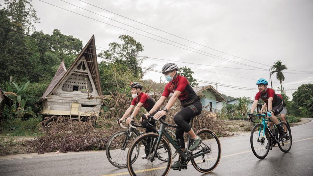 Nikmati Keindahan Danau Toba, Menparekraf Jajal Jalur Sepeda Tour de Samosir