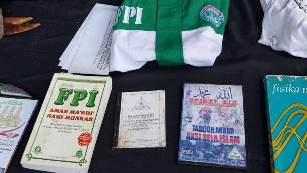 Ada Atribut FPI di Rumah Terduga Teroris, Pengacara HRS: Sudah Bubar, Itu Bisa Ada di Mana-mana