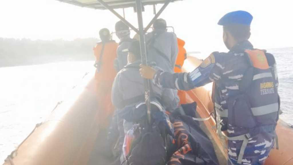 SAR Cari Satu Penumpang Hilang KM Karya Indah yang Terbakar di Perairan Sula