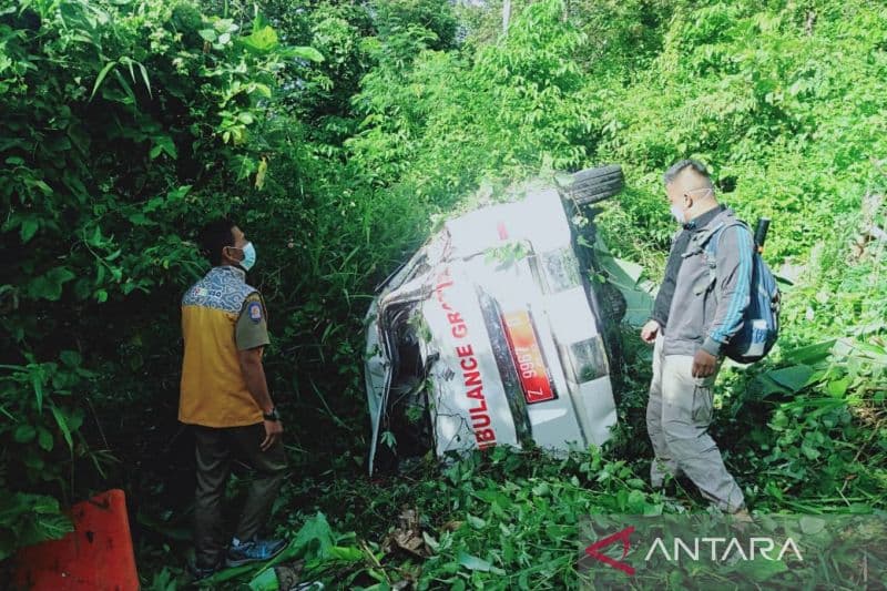 Mobil Ambulans di Garut ‘Nyusruk’ Ke Jurang, Sopir Alami Luka-luka