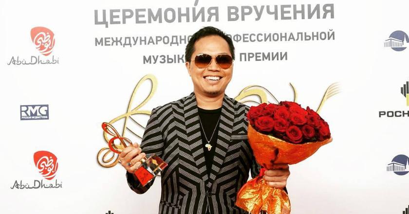 Bikin Bangga! Sandhy Sondoro Terima Penghargaan Musik 'Bravo Awards' di Moskow