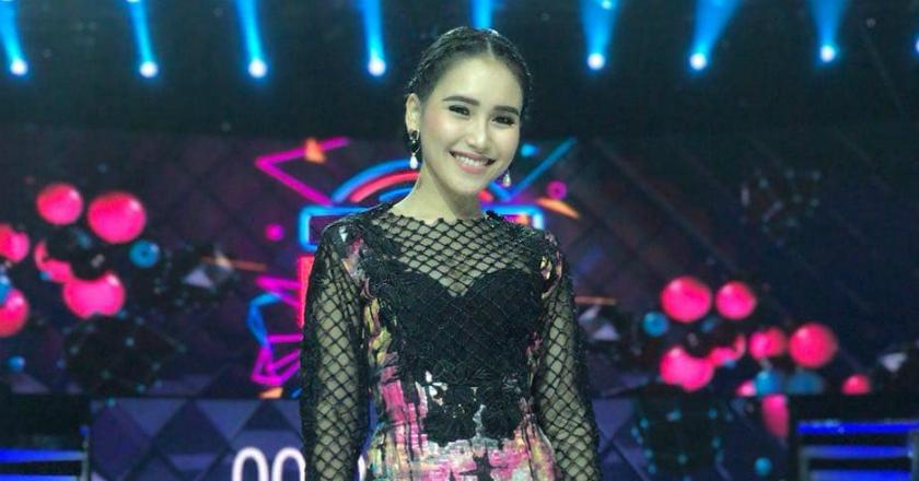 Ayu Ting Ting Pamer Paha, Netizen Berkoar Roknya Kurang Pendek
