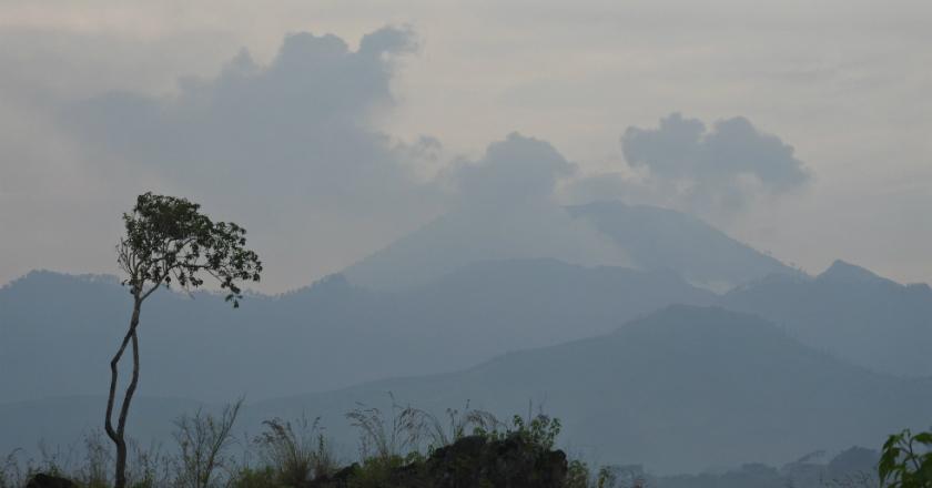 Gunung Ijen Keluarkan Gas Berbahaya, 30 Orang Keracunan