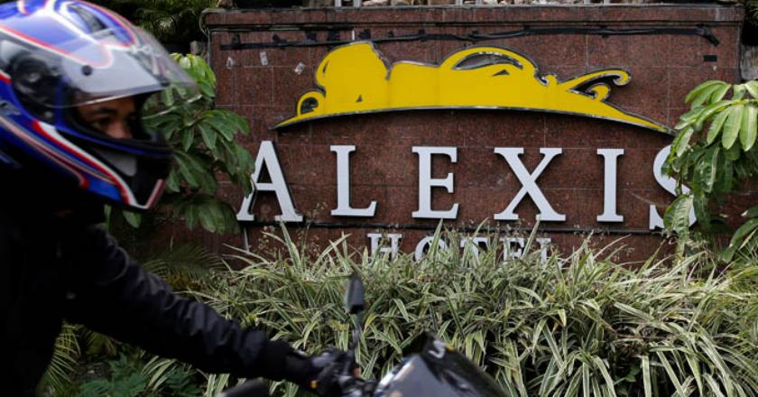 Hotel Alexis Pasang Spanduk Permohonan Maaf