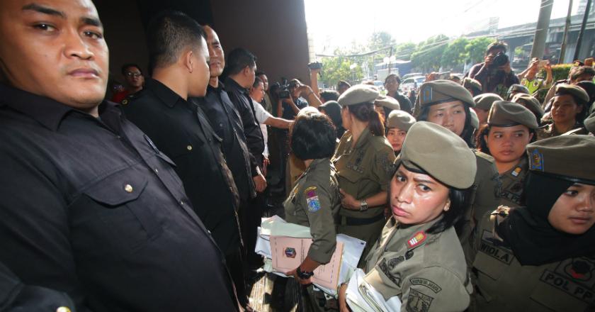 Penutupan Hotel Alexis Ricuh, Satpol PP Wanita Didorong Petugas Keamanan