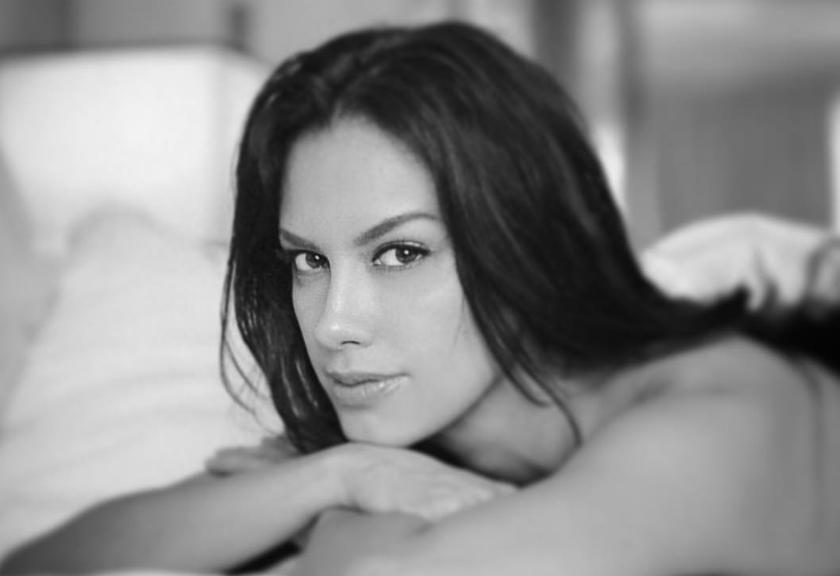 Intip Aksi Si Cantik Sophia Latjuba Lagi Reparasi Kursi