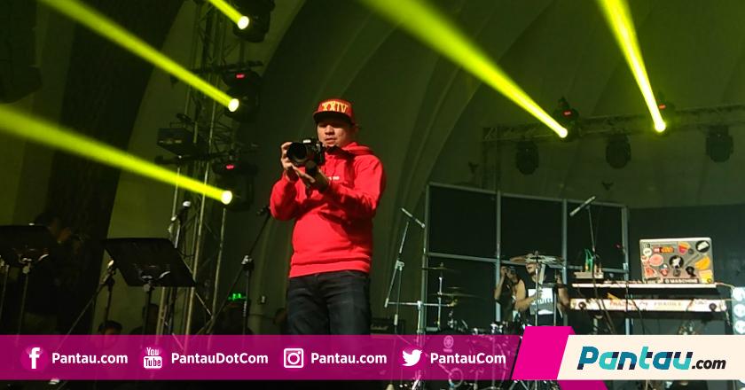 Aksi Gading Marten 'Nenteng' Kamera DSLR di Konser 'Batman Kasarung' Iwa K