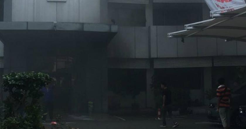 Pantau Video: Aksi Water Cannon 'Tembakkan' Air ke Kebakaran Gedung SDM Polda Metro Jaya