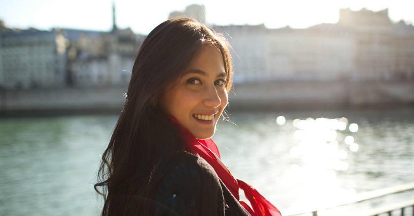 Pevita Pearce Tak Malu Jalan-jalan Naik Angkot di Puncak