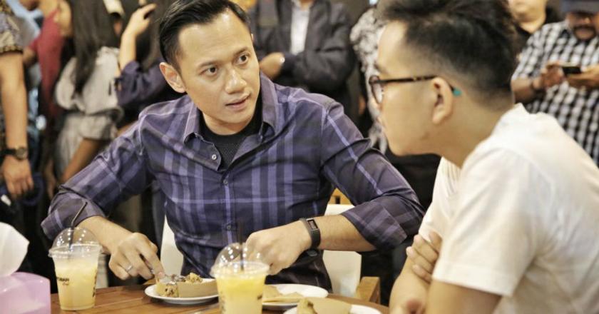 Pantau Foto: Momen Saat Gibran Beri AHY Voucher Gratis Markobar Seumur Hidup