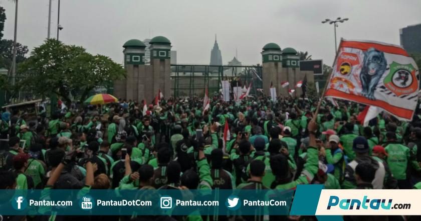 Pantau Foto: Ribuan Driver Ojol Kepung Gedung DPR