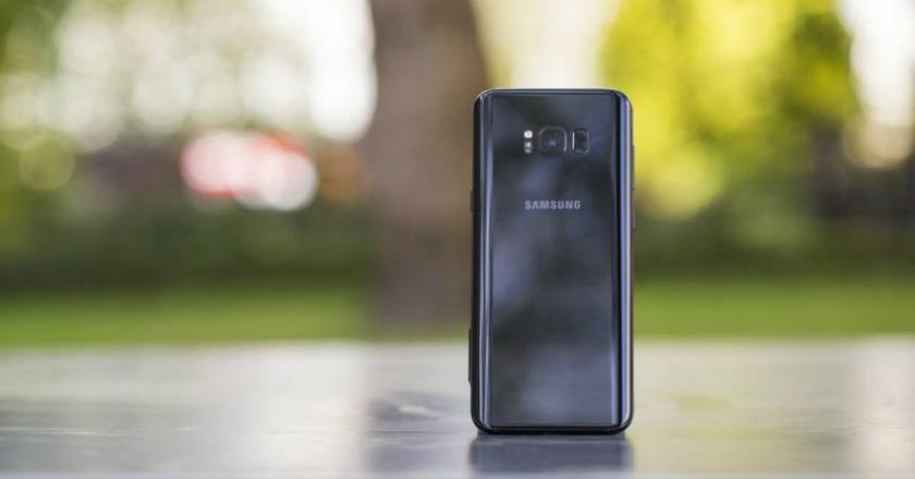 5 Smartphone yang Punya Baterai Super Tangguh