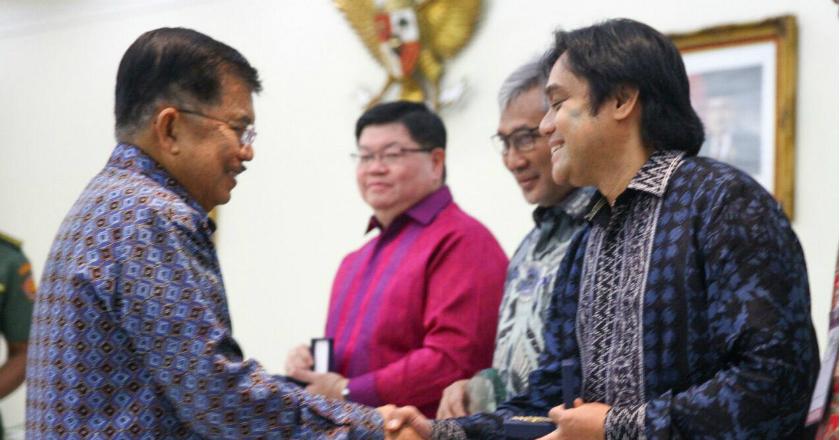 Berkiprah 35 Tahun di Jalur Musik, Dwiki Dharmawan Raih Penghargaan