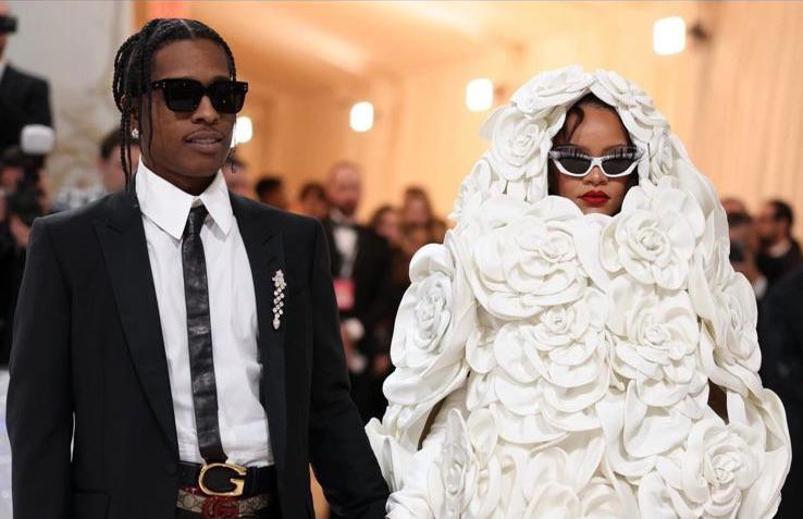 Gaun Rihanna di Met Gala, Diolok-olok Mirip Whipped Cream